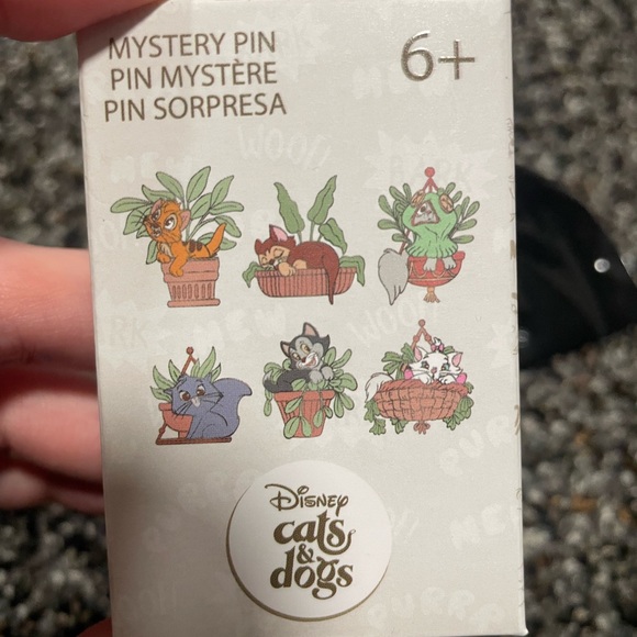 Disney Cats and Dogs Mystery Enamel Pin Dina - Picture 2 of 4